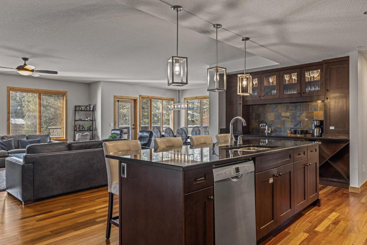 3 Bedroom Condo By Canadian Rockies Vacation Rentals Канмор Экстерьер фото